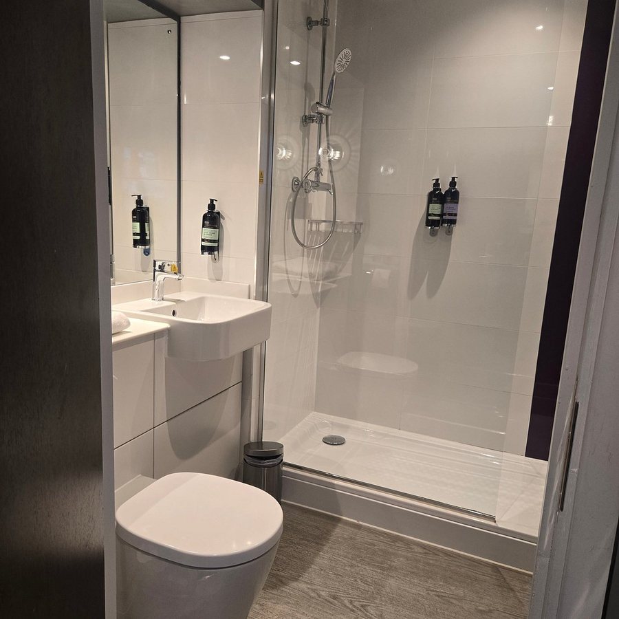 Premier Inn Edinburgh A1 Newcraighall Hotel — Bathroom
