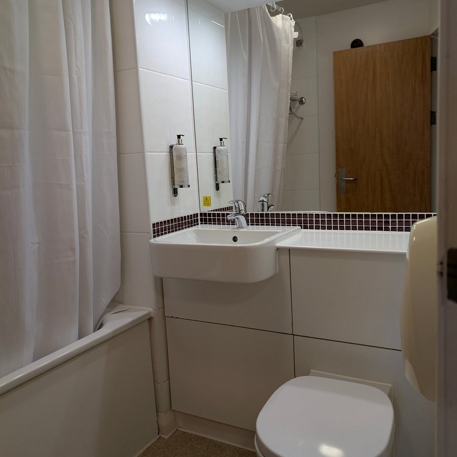 Premier Inn Edinburgh Airport M9 Jct1 hotel — Bathroom