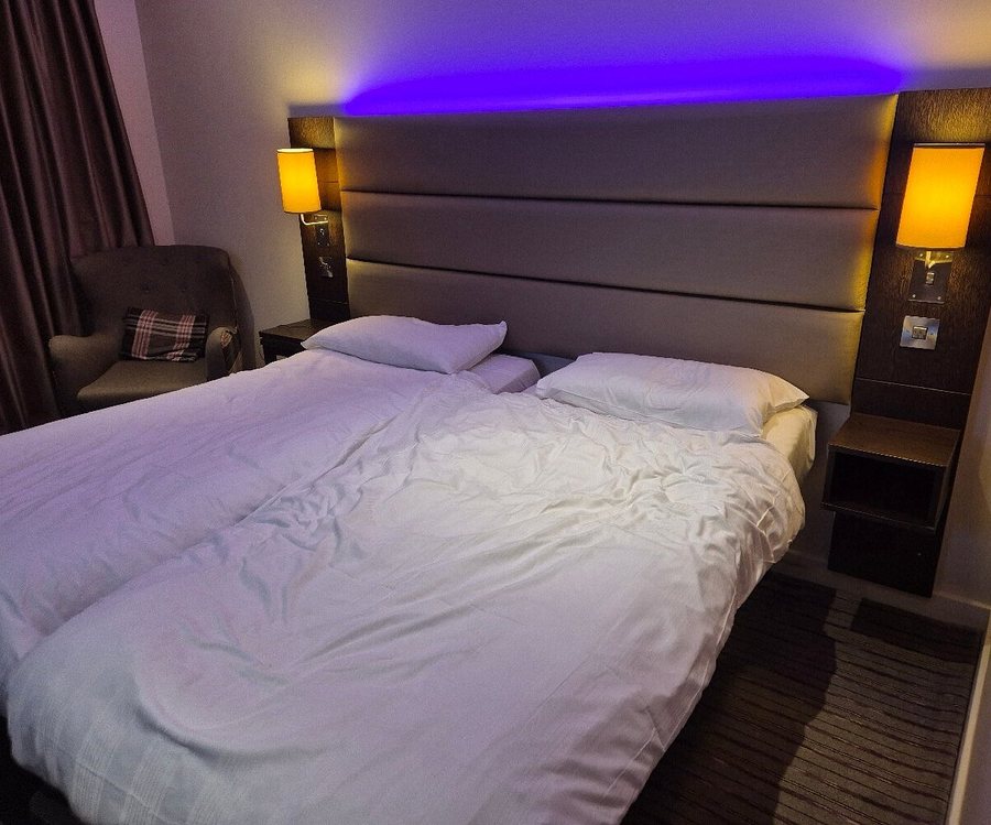 Premier Inn Edinburgh City Centre Royal Mile Hotel — Guest room