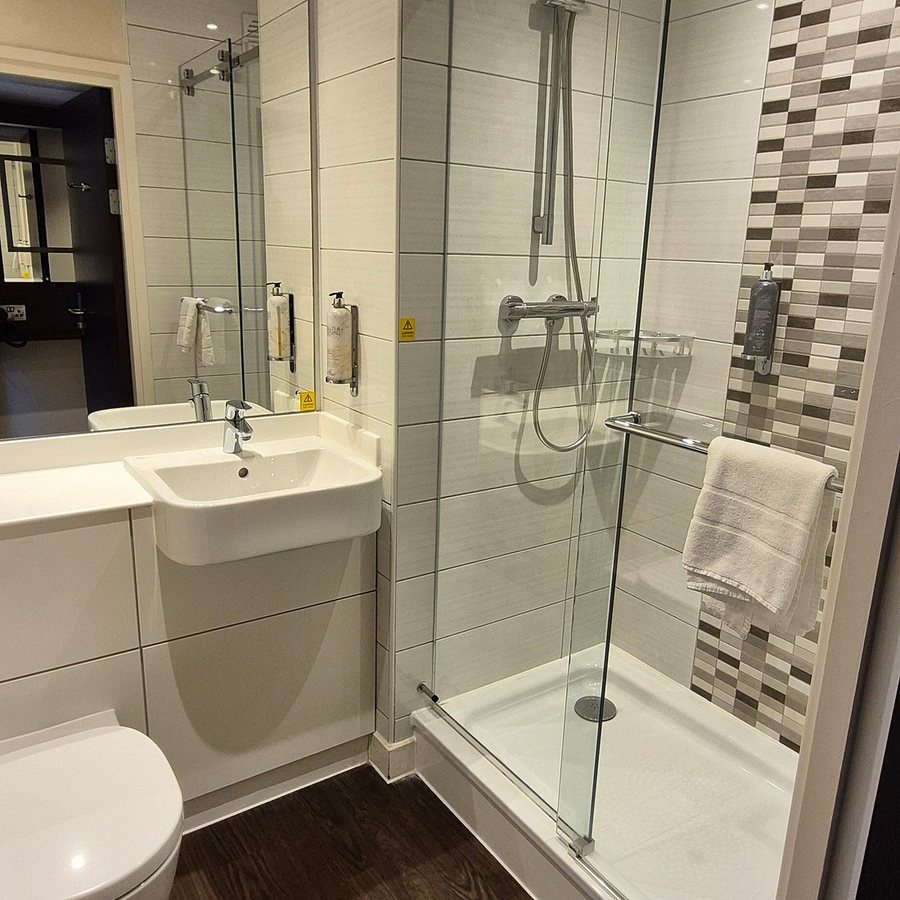 Premier Inn Edinburgh south Queensferry Hotel — Bathroom
