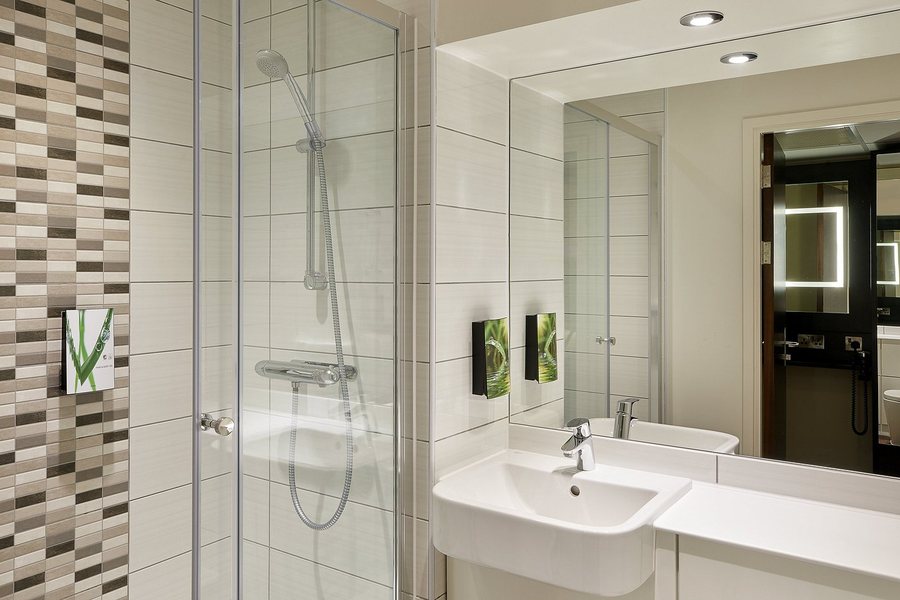 Premier Inn London Canary Wharf Westferry hotel — Bathroom