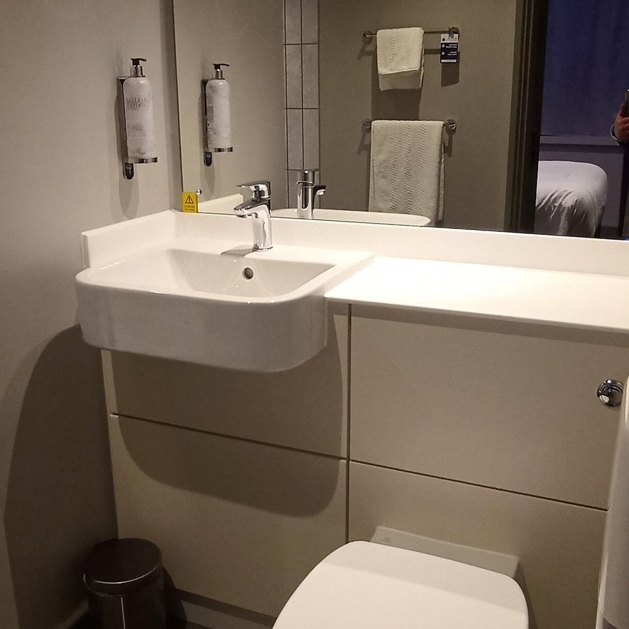 Premier Inn London City Tower Hill hotel — Bathroom