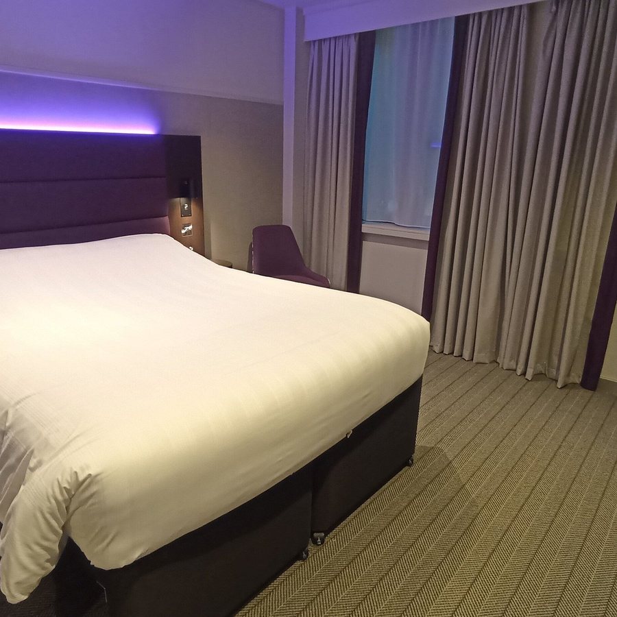 Premier Inn London City Tower Hill hotel — Guest room