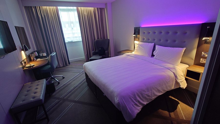 Premier Inn London County Hall Hotel — Guest room