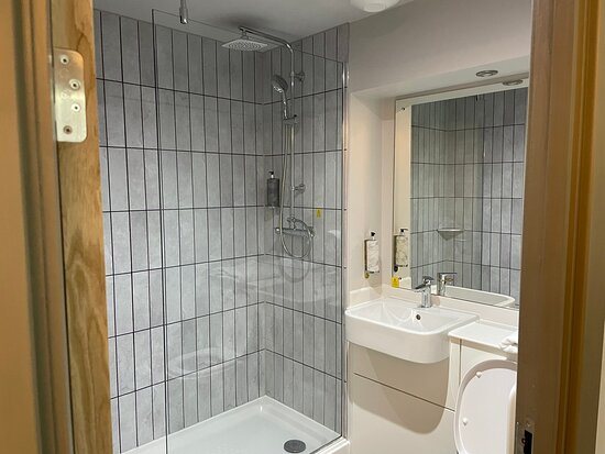 Premier Inn London Docklands Canning Town hotel — Bathroom