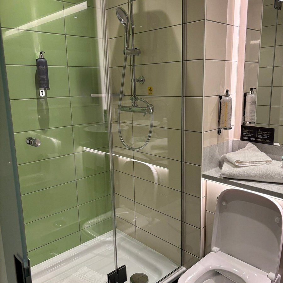 Premier Inn London Farringdon Smithfield hotel — Bathroom