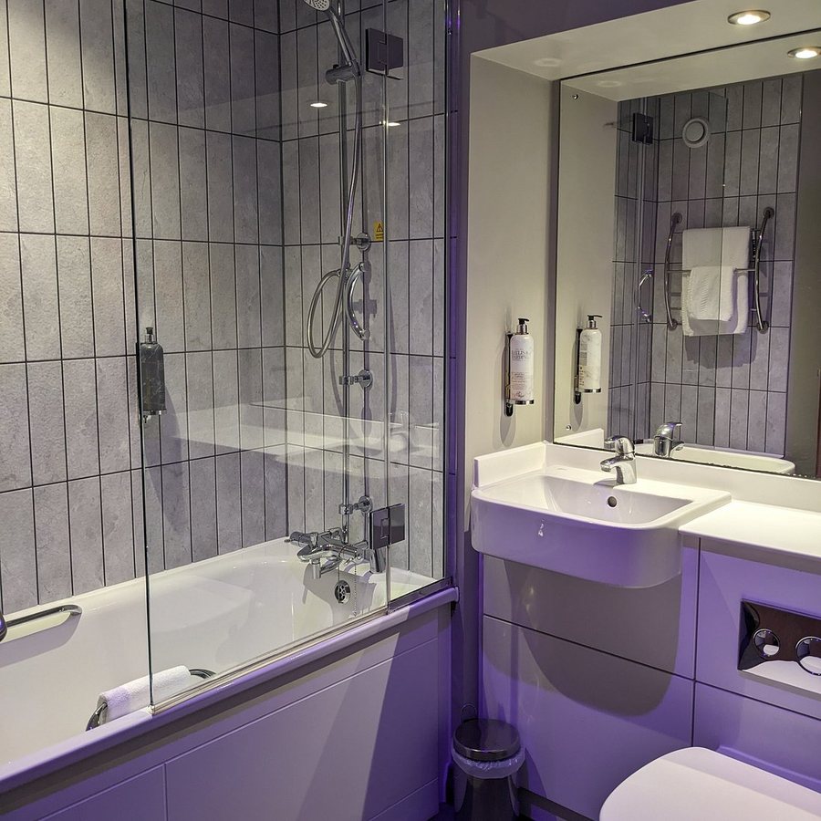 Premier Inn London Greenwich Hotel London England — Bathroom