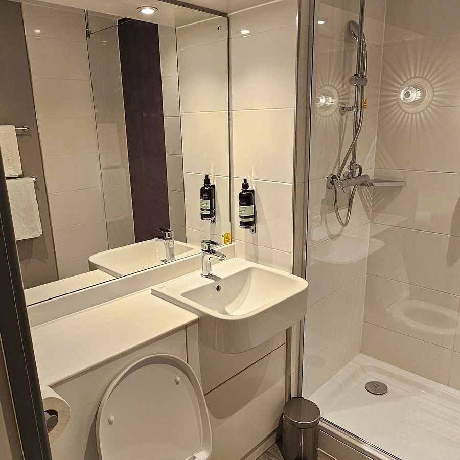 Premier Inn London Hammersmith Shepherds Bush Road hotel — Bathroom