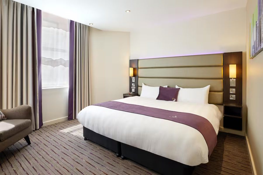 Premier Inn London Hammersmith Shepherds Bush Road hotel — Guest room
