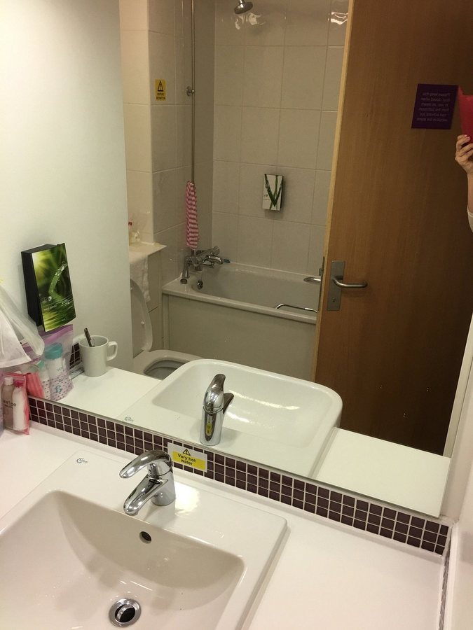Premier Inn London Kensington Earl s Court hotel — Bathroom