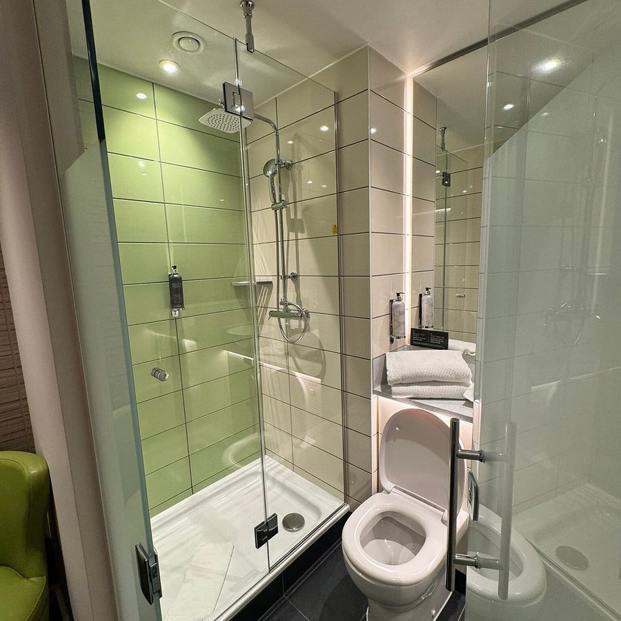 Premier Inn London Paddington Paddington Basin hotel — Bathroom