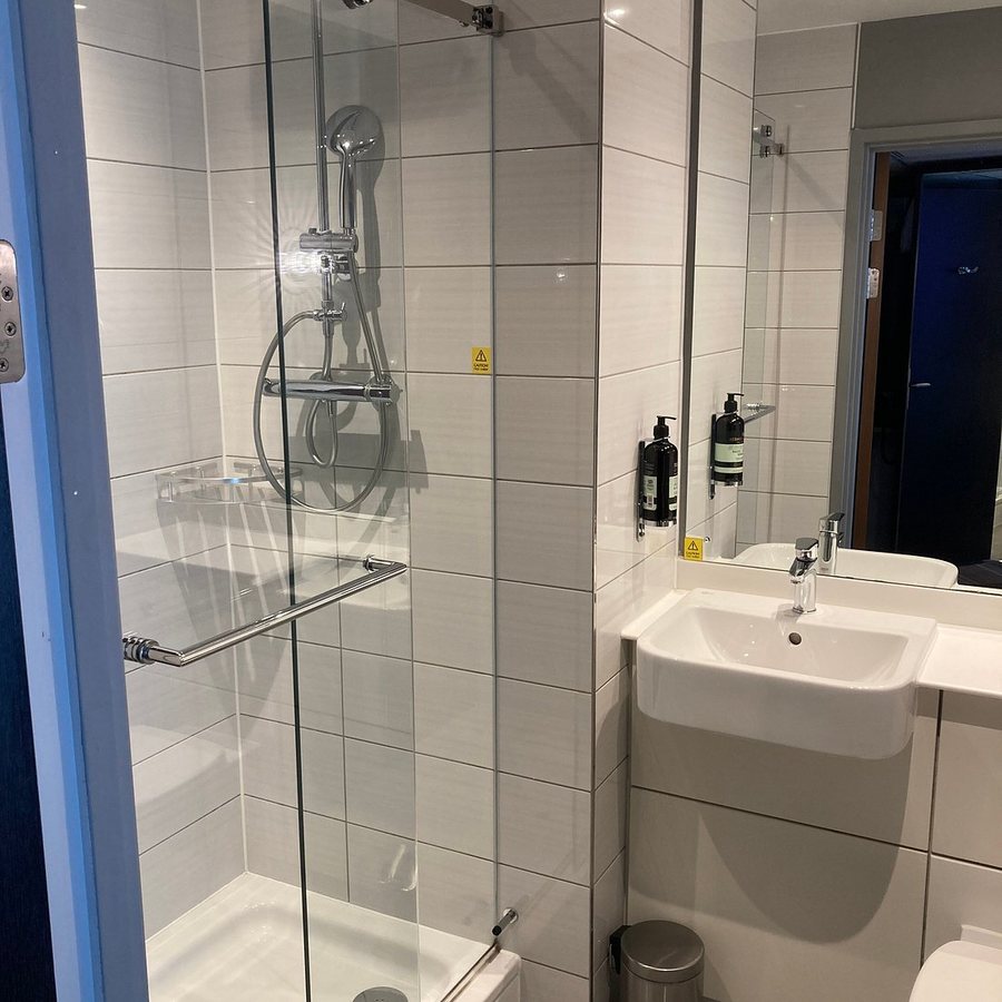 Premier Inn London Paddington paddington Station Hotel — Bathroom