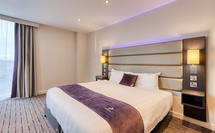 Premier Inn London Southgate Hotel — Guest room