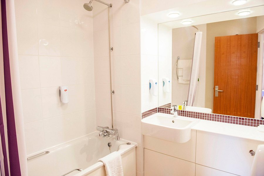 Premier Inn London Sutton Hotel — Bathroom