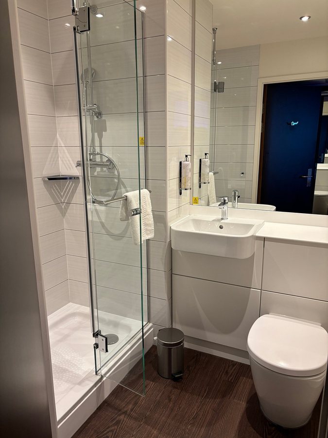 Premier Inn London Tolworth Hotel — Bathroom