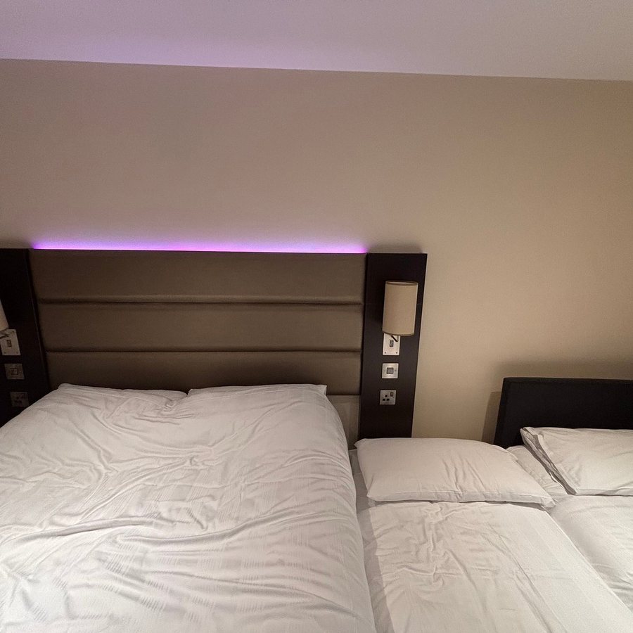 Premier Inn London Tolworth Hotel — Guest room