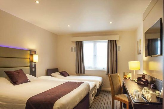 Premier Inn London Tower Bridge hotel — Guest room