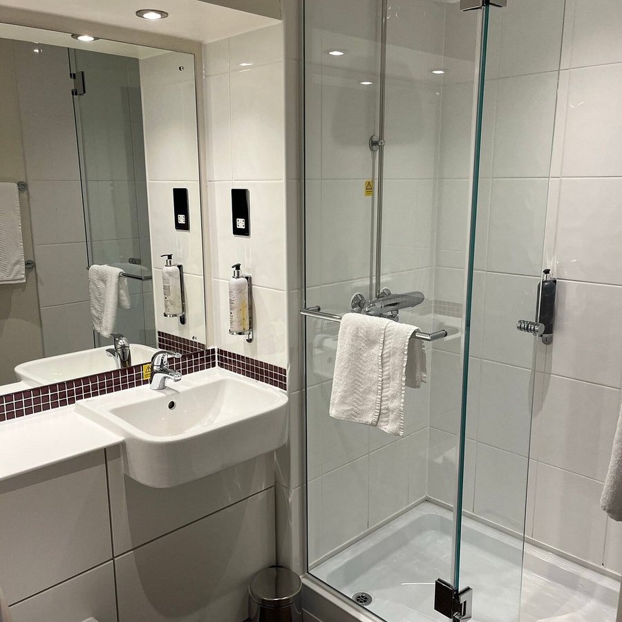 Premier Inn London Wandsworth Hotel — Bathroom