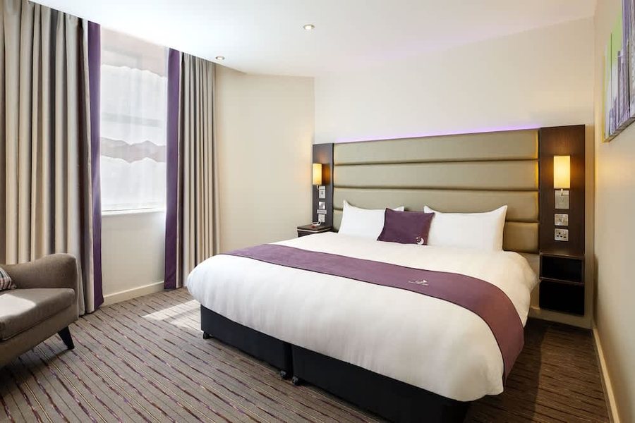 Premier Inn London Wandsworth Hotel — Guest room