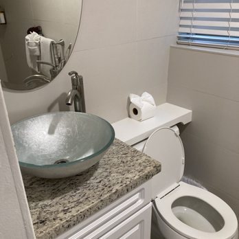 Premiere Hotel — Bathroom