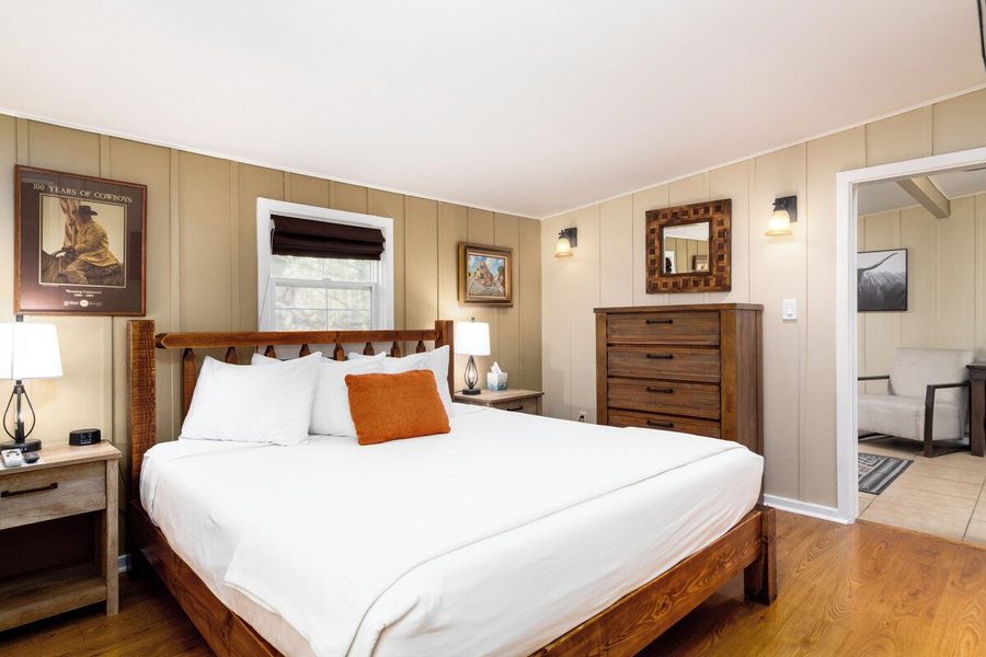 Prescott Pines Inn — Guest room