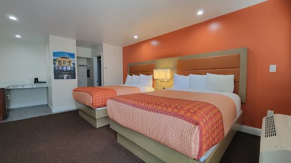 Presidio Parkway Inn Suites — Guest room