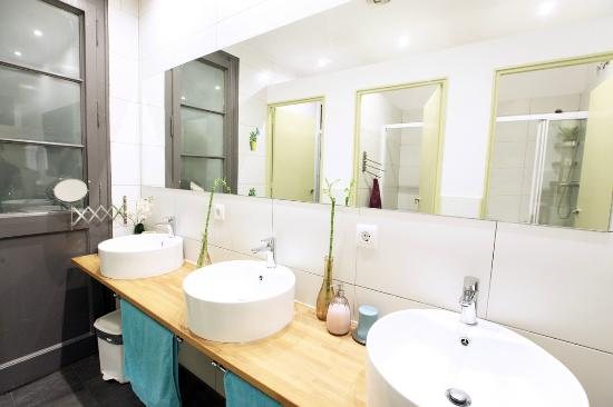 Primavera Hostel Barcelona Catalonia — Bathroom