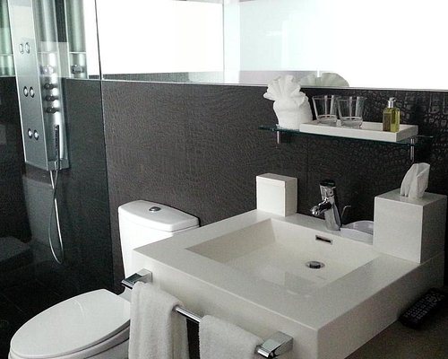 Prime Hotel — Bathroom