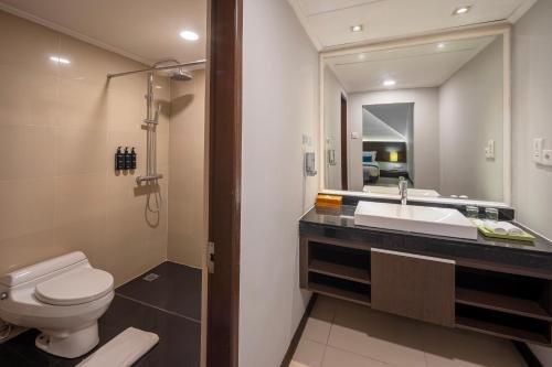 Prime Plaza Suites Sanur Bali — Bathroom