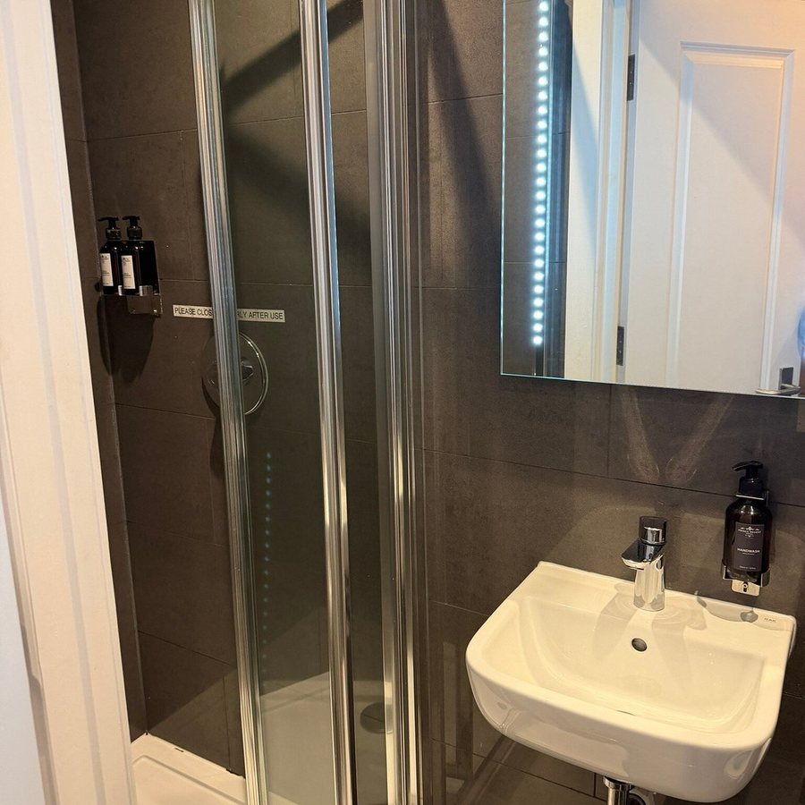 Prince Regent Hotel Excel London — Bathroom