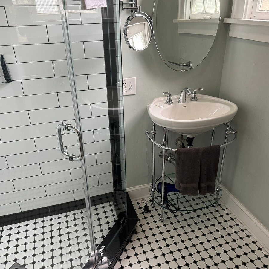 Princess Anne Hotel — Bathroom