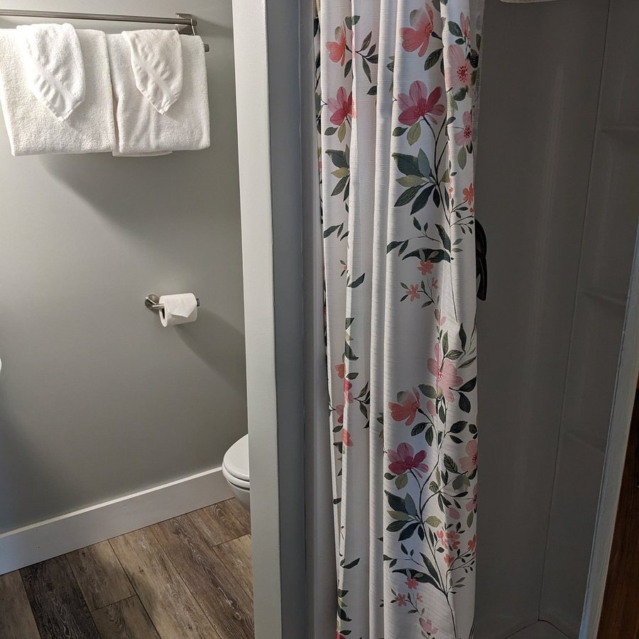 Profile Deluxe Motel — Bathroom