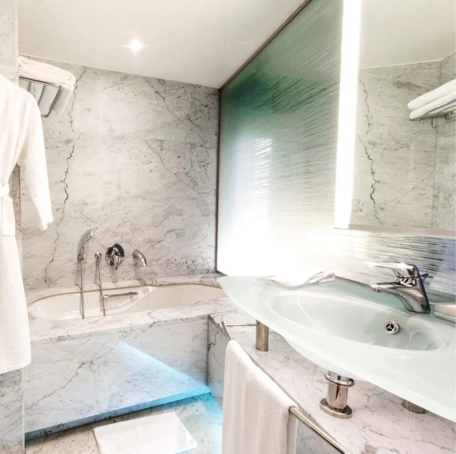 Project 3 Urban Chic Hotel — Bathroom