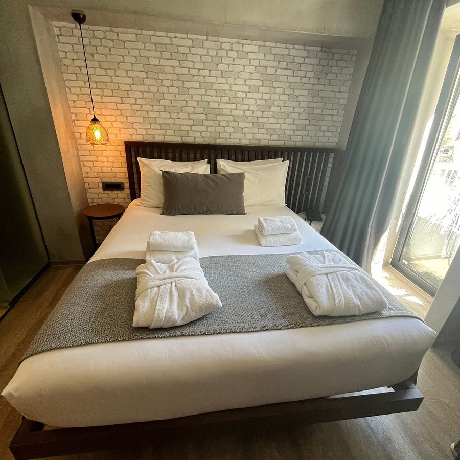 Project 3 Urban Chic Hotel — Guest room