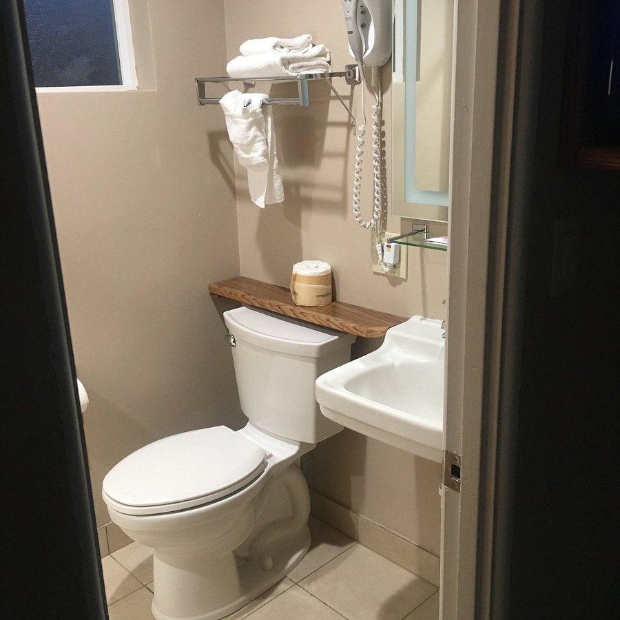 Prospero s Flagship Inn — Bathroom