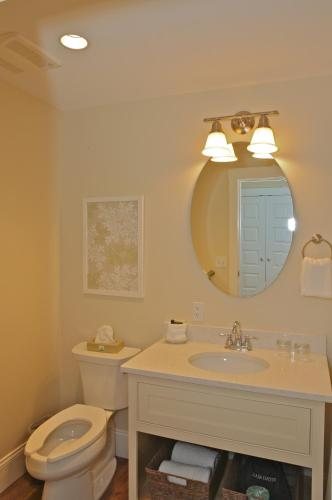 Publick House Historic Inn — Bathroom