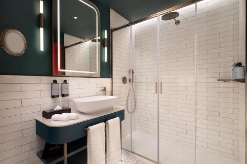 Puccini Hotel Milan Tapestry Collection by Hilton — Bathroom