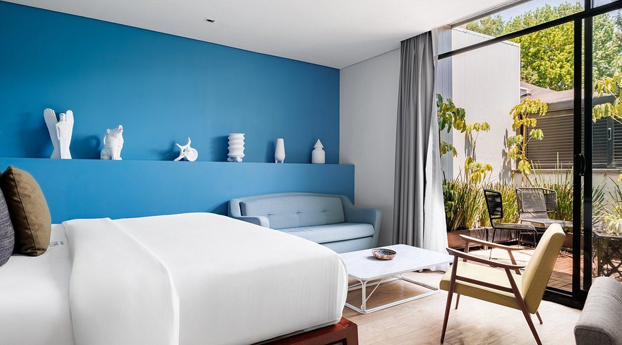 Pug Seal Allan Poe Suites — Guest room