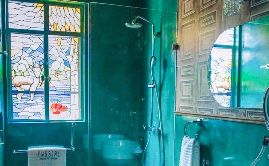 Pug Seal Anatole France — Bathroom