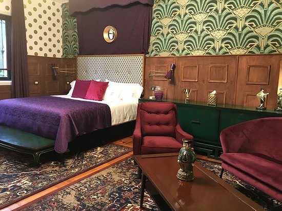 Pug Seal Anatole France — Guest room