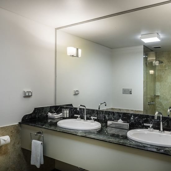 Pullman Brisbane King George Square — Bathroom