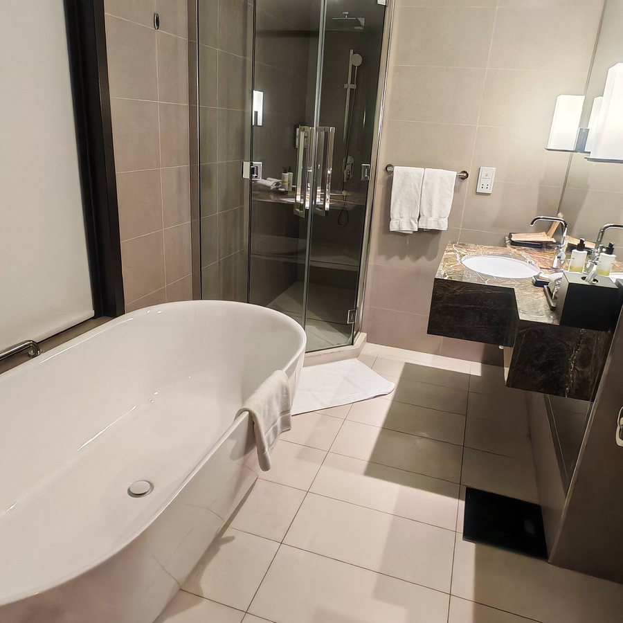 Pullman Dubai Downtown — Bathroom