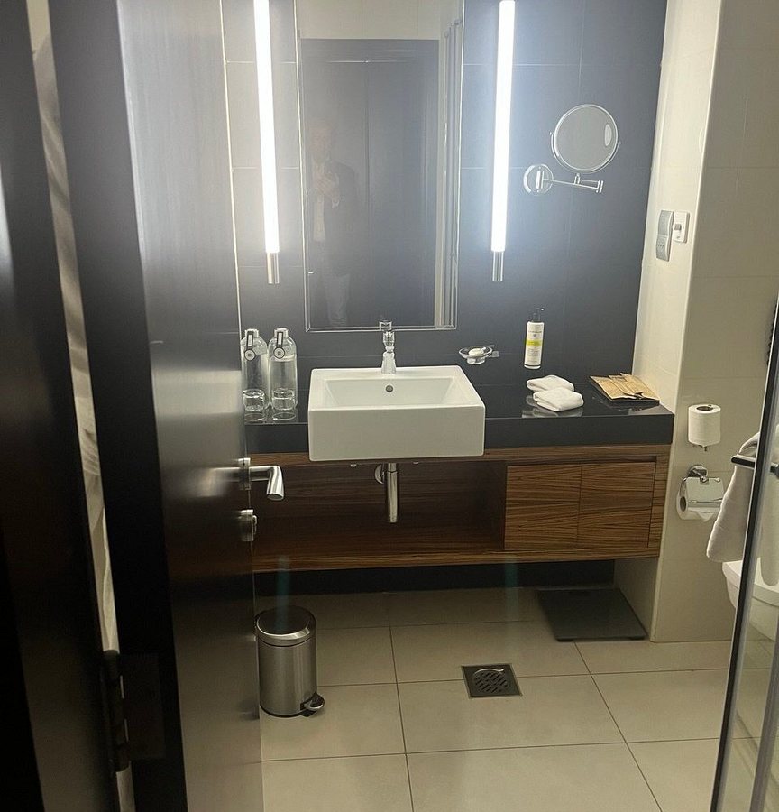 Pullman Dubai Jumeirah Lakes Towers — Bathroom