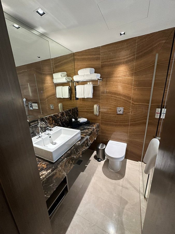 Pullman Singapore Orchard — Bathroom