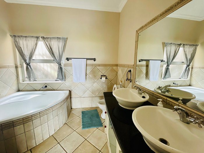 Pumleni Guesthouse — Bathroom
