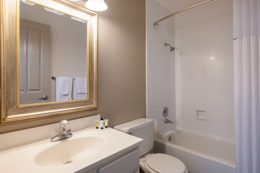 Pybus Point Lodge — Bathroom