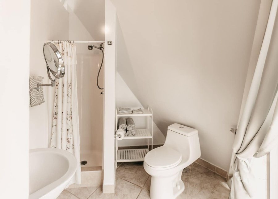 Pyramids in Florida — Bathroom