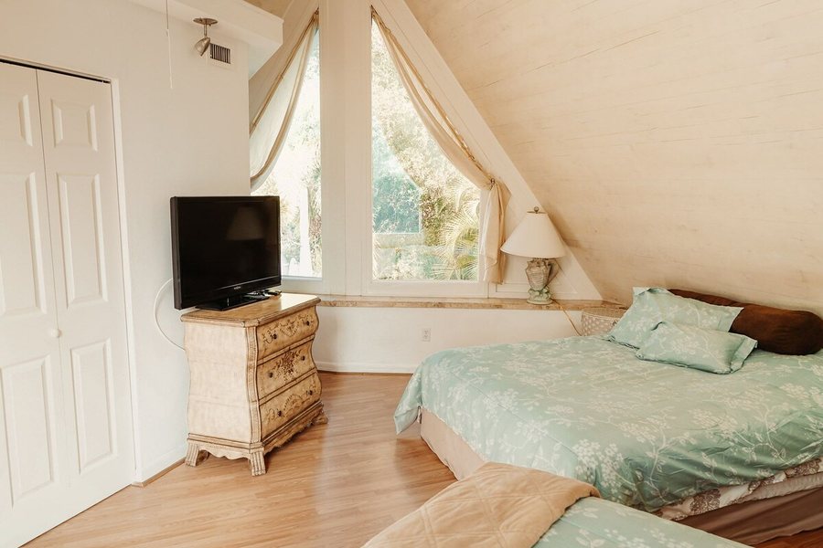 Pyramids in Florida — Guest room