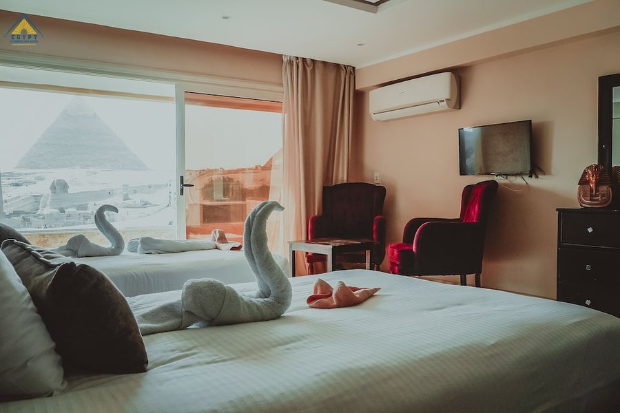 Pyramids Sunrise Inn — Guest room