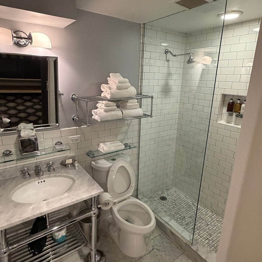 Q C Hotel and Bar New Orleans Autograph Collection — Bathroom